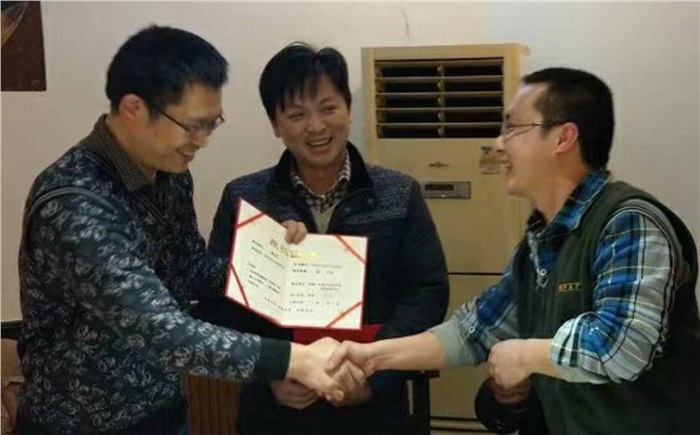 年度總結暨表彰會，員工喜領股權證書、榮譽證書和獎金